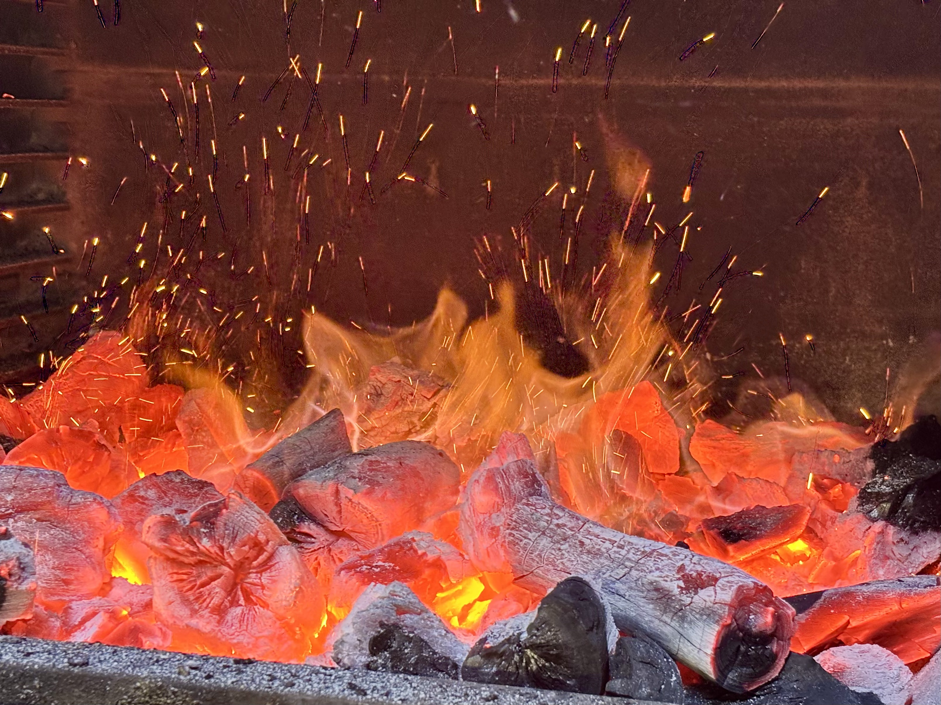 Brasas y chispas en el horno de carbón de El Bejeque