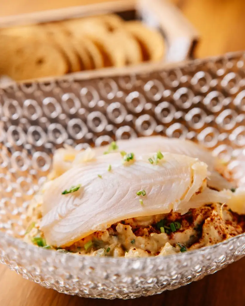Ceviche con crujientes artesanos en El Bejeque
