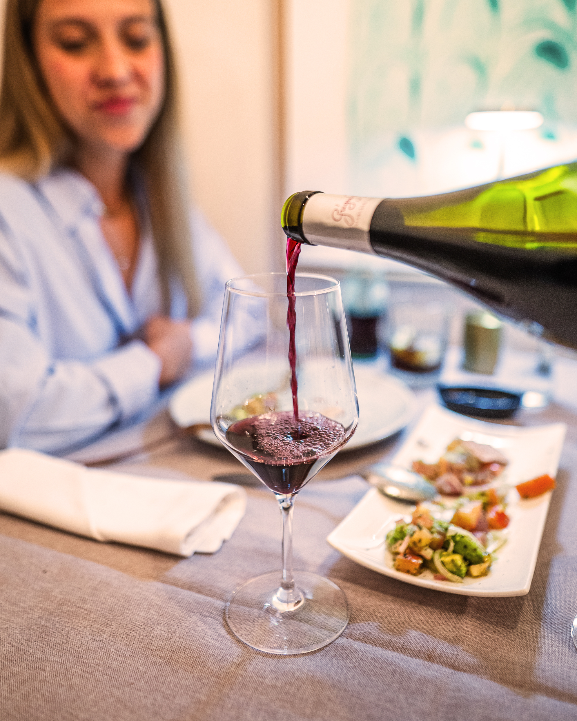 Vino tinto sirviéndose en copa durante el servicio en El Bejeque