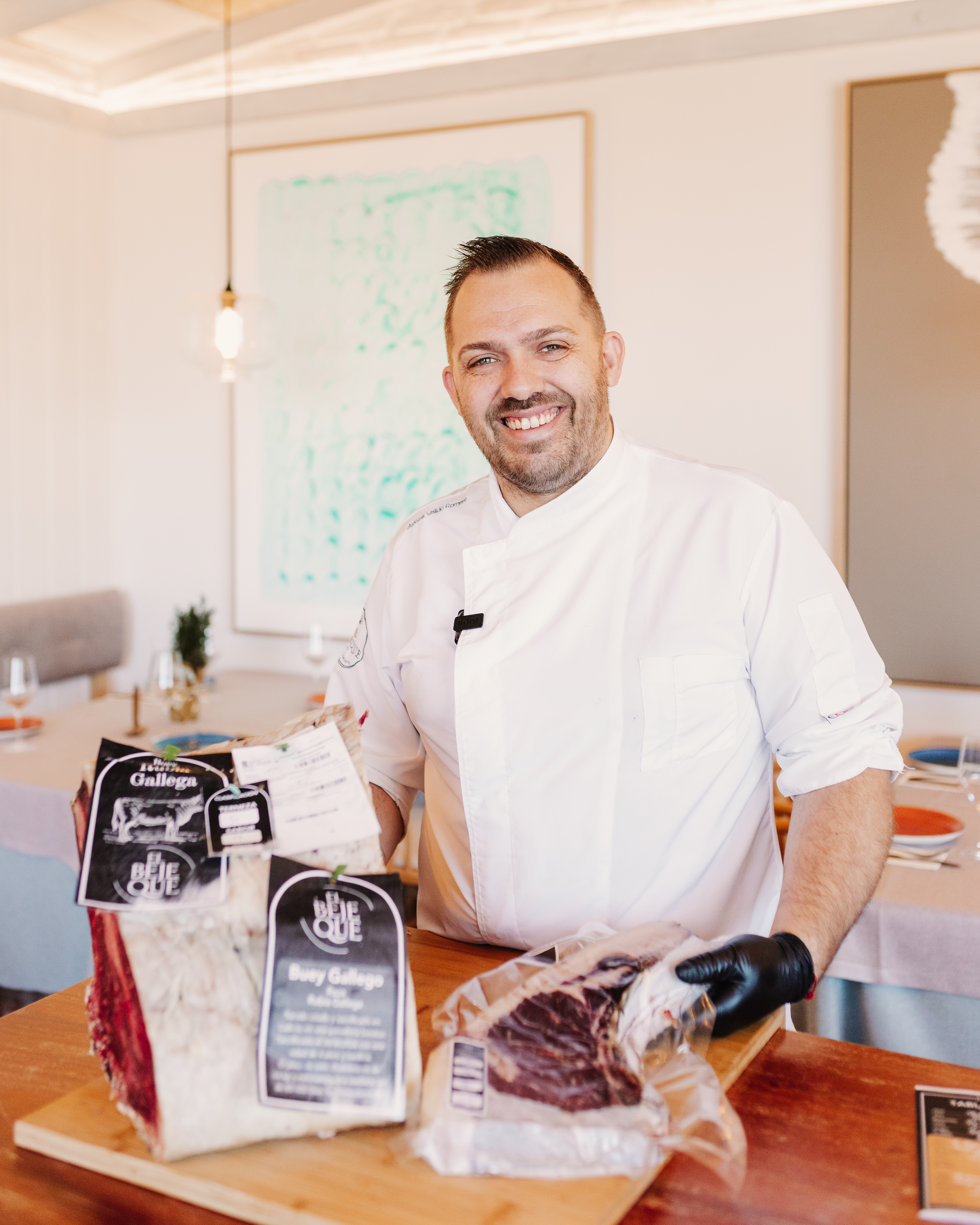 Chef Ayoze sonriendo con piezas de buey gallego en el restaurante