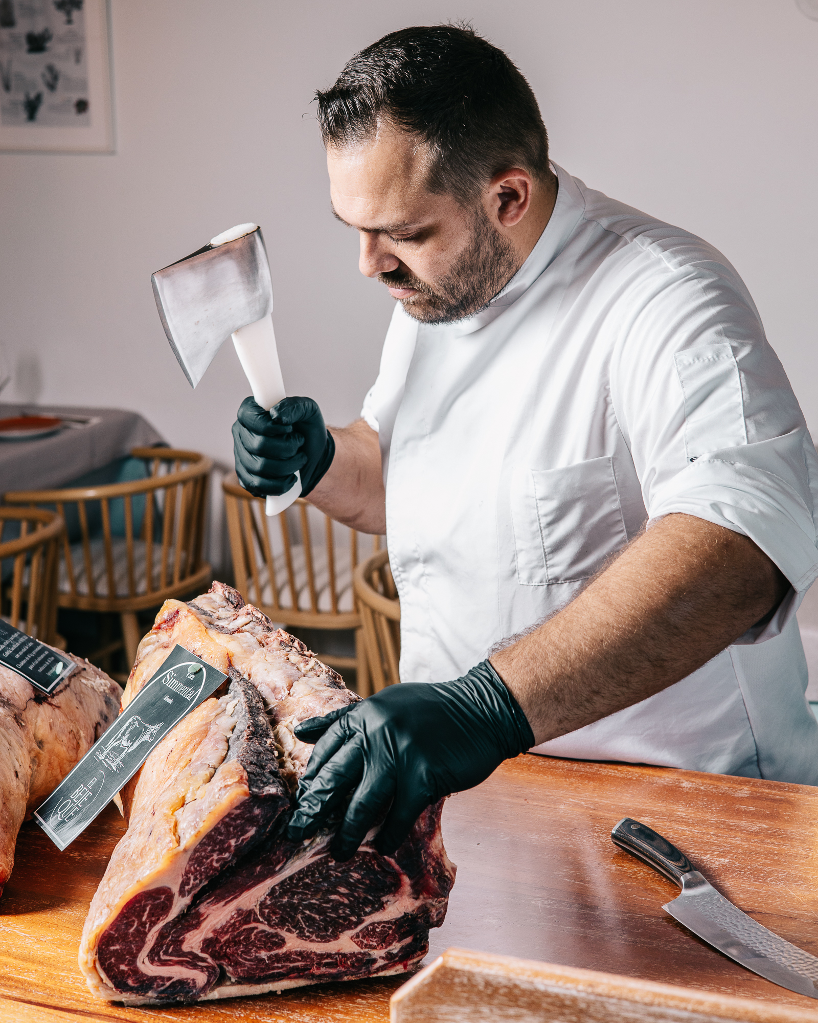 Chef Ayoze Valido cortando carne madurada con guante negro