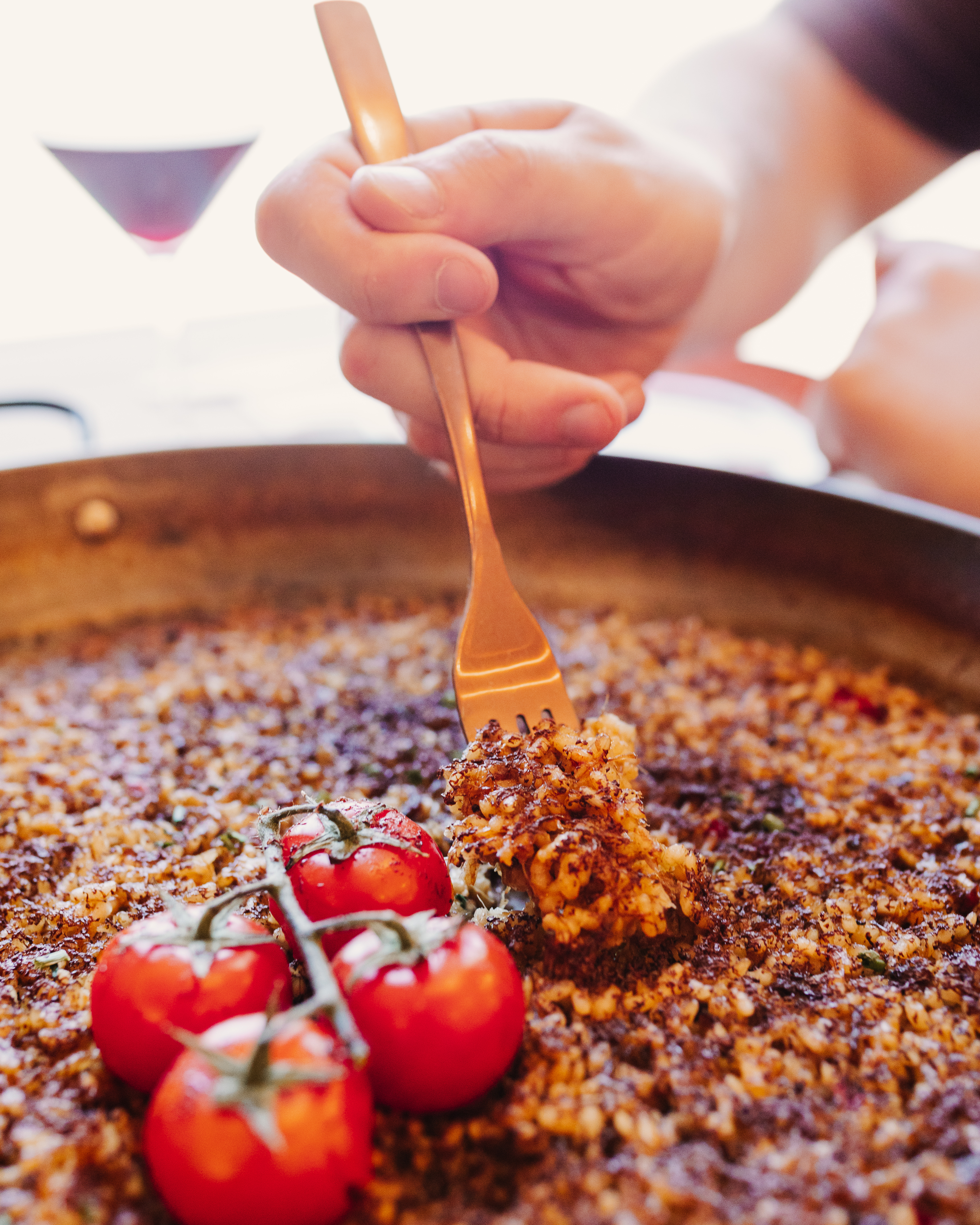 Arroz en paellera con tomates cherry en El Bejeque