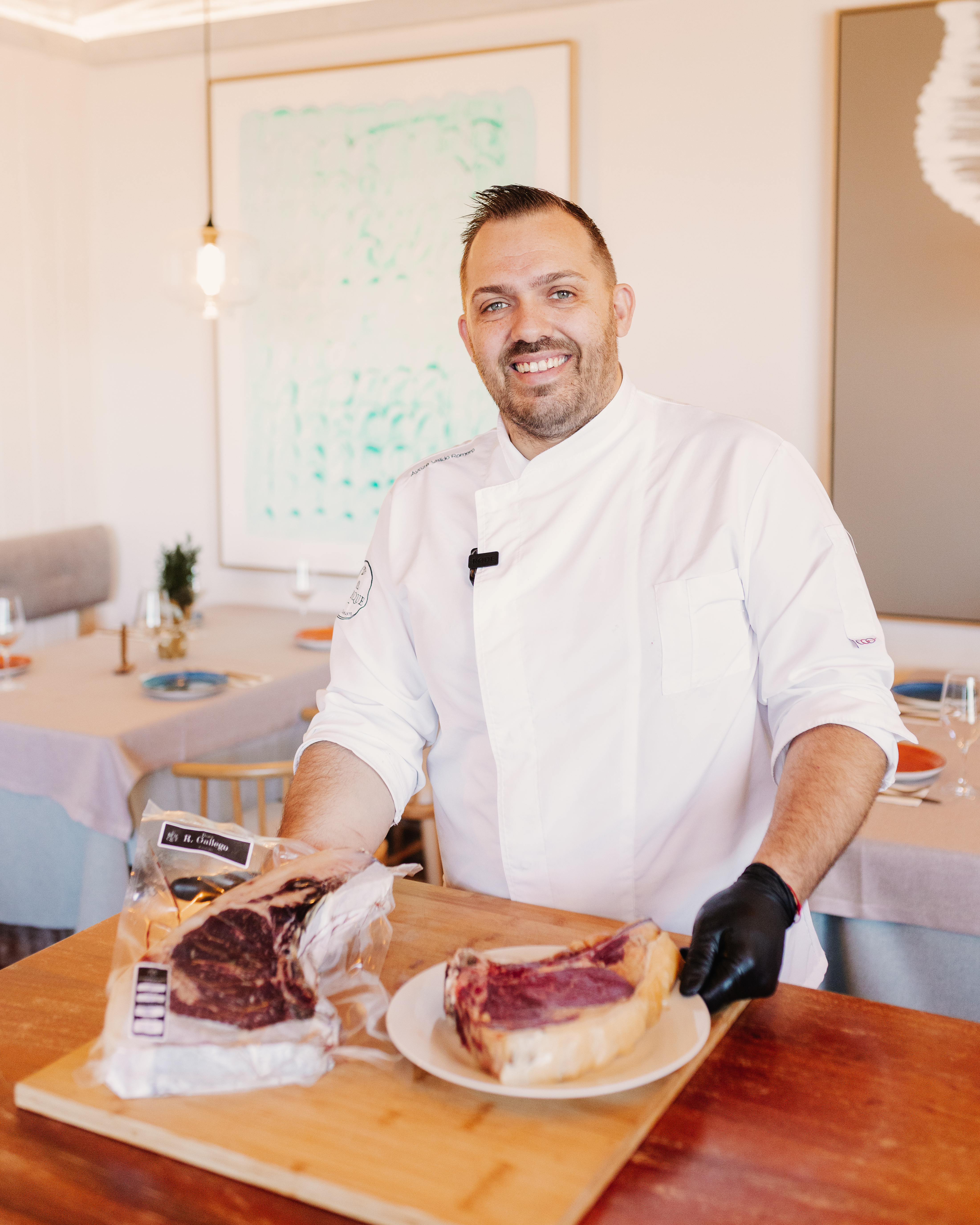 Chef Ayoze presentando una pieza de carne premium en El Bejeque
