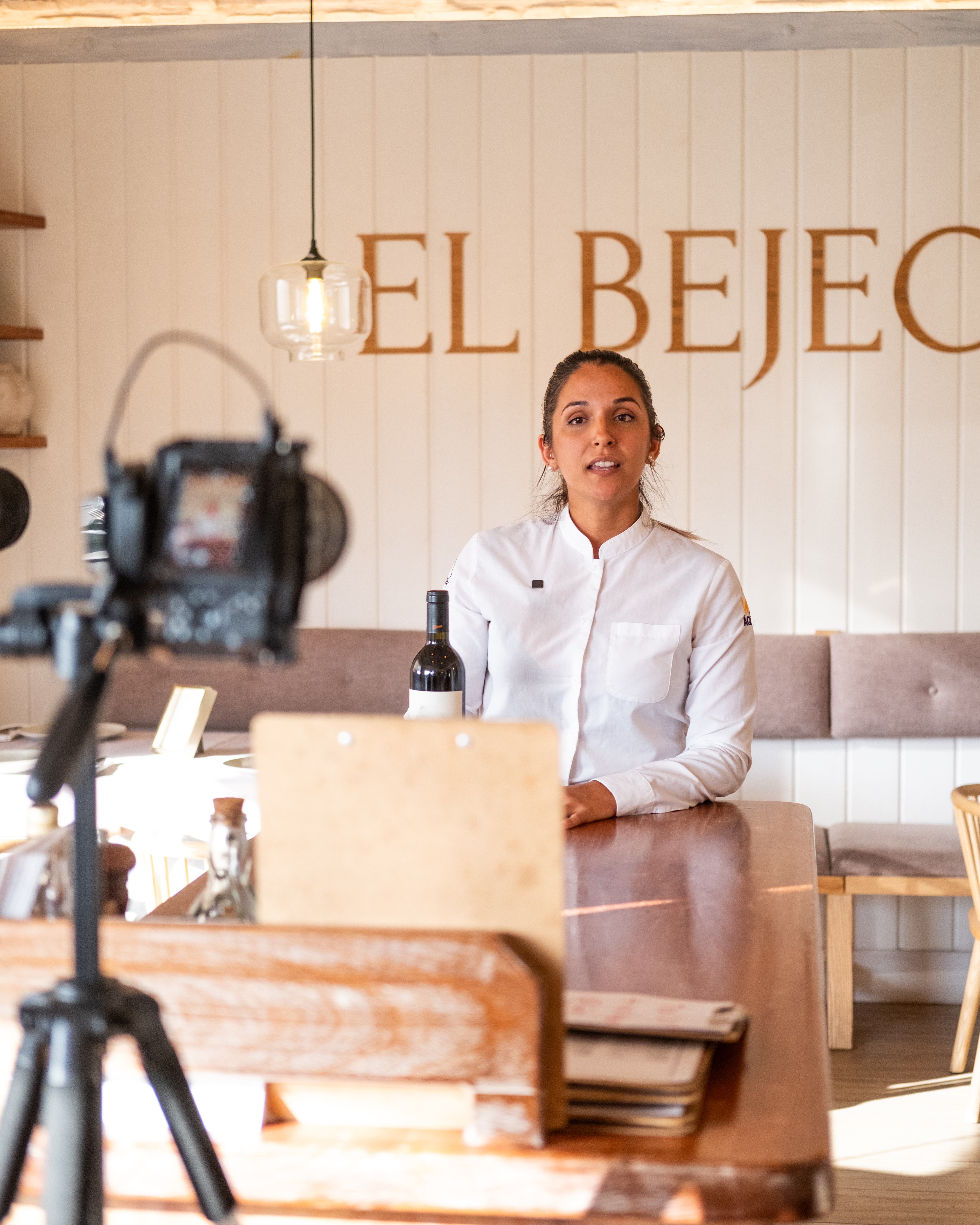 Kiara León sumiller de El Bejeque en la sala del restaurante