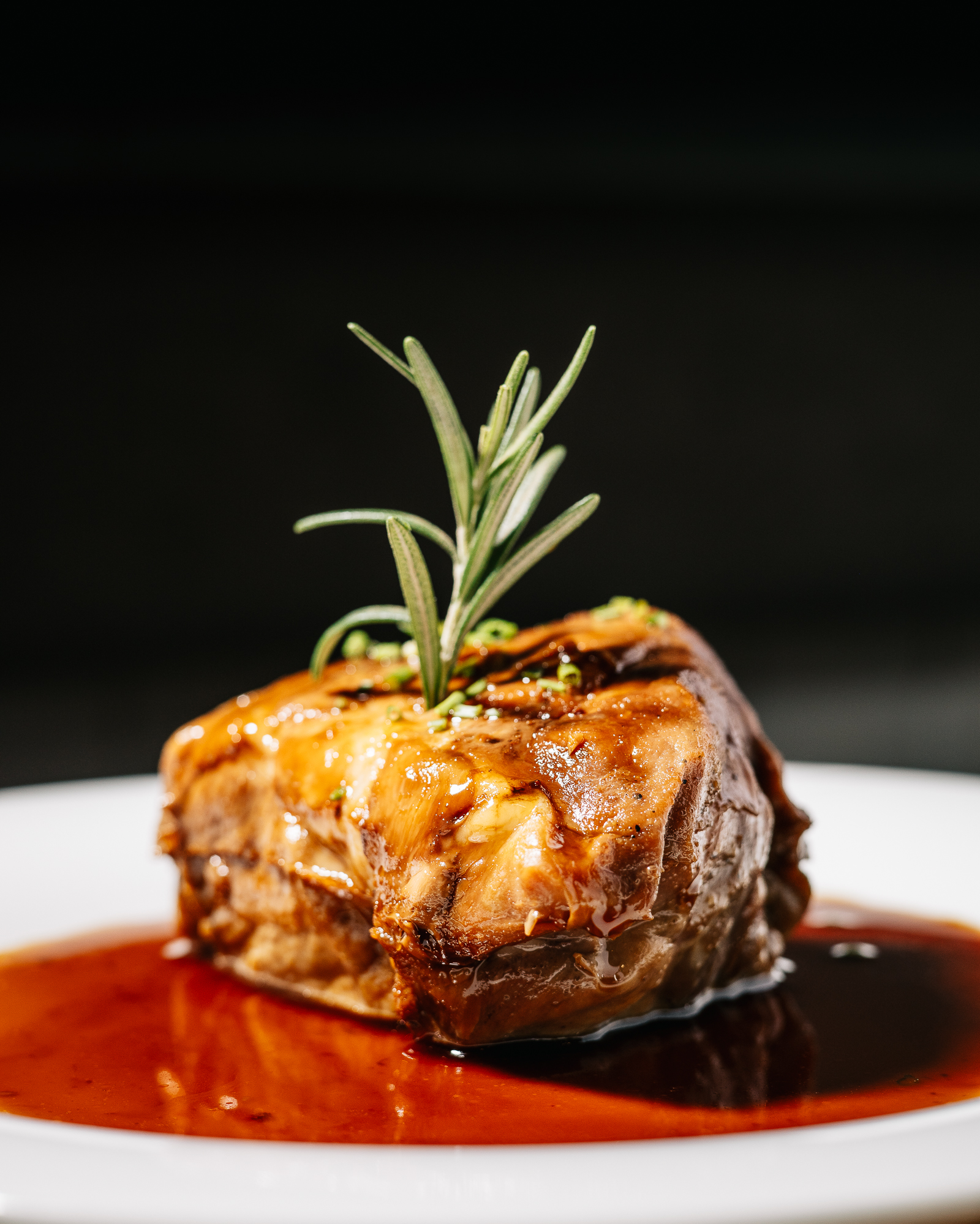 Plato de carne madurada con salsa y romero en El Bejeque